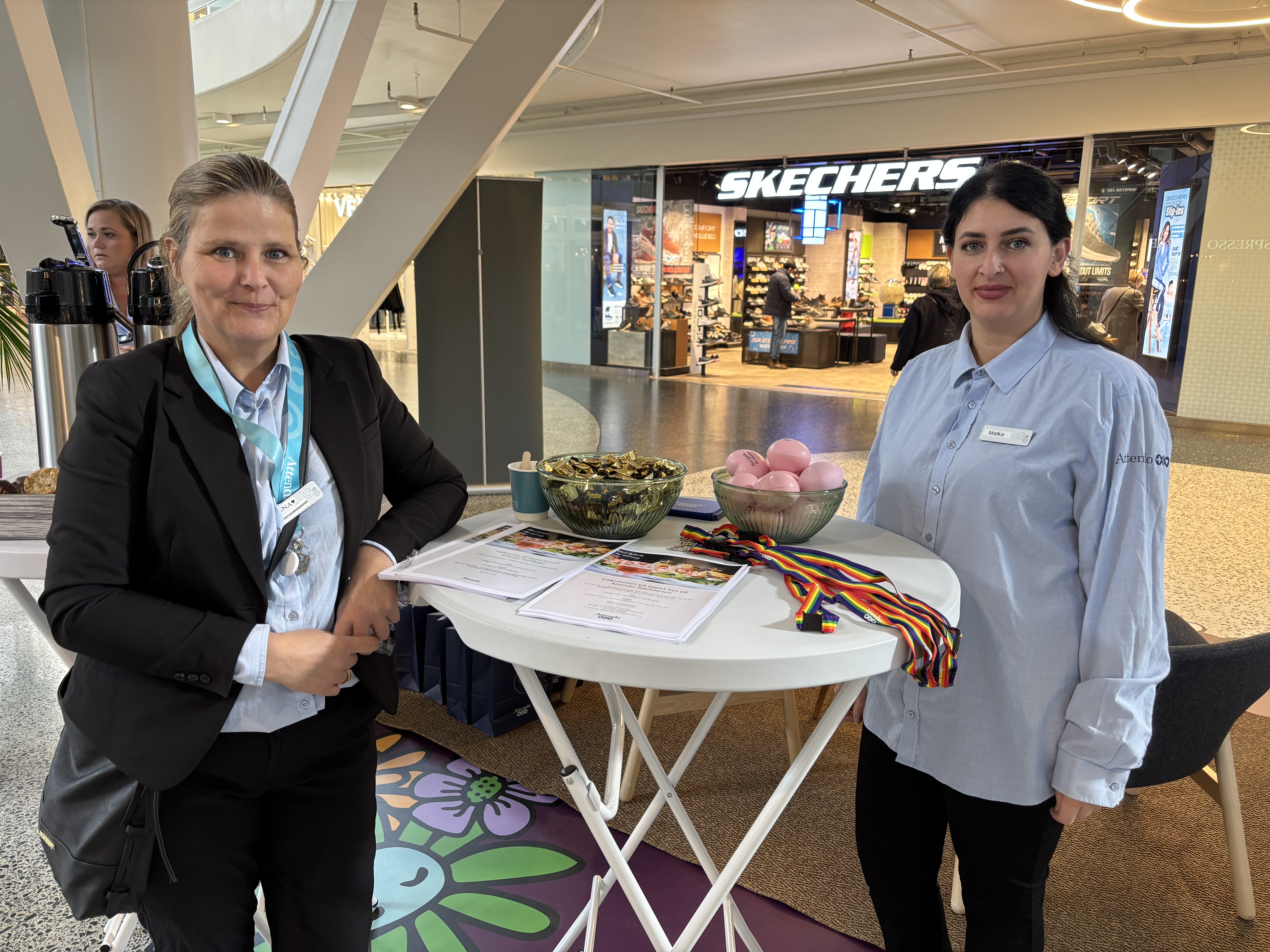Attendos personal på plats i köpcentrum.