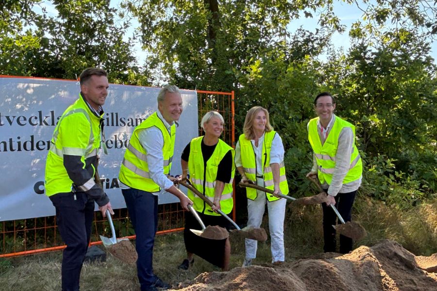 Anna Tenje tar spadtaget tillsammans med representanter från Attendo och byggföretaget.