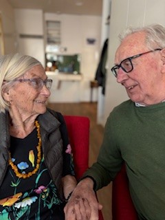 Fanny och Sven-Erik h&aring;ller handen och tittar k&auml;rleksfullt p&aring; varandra