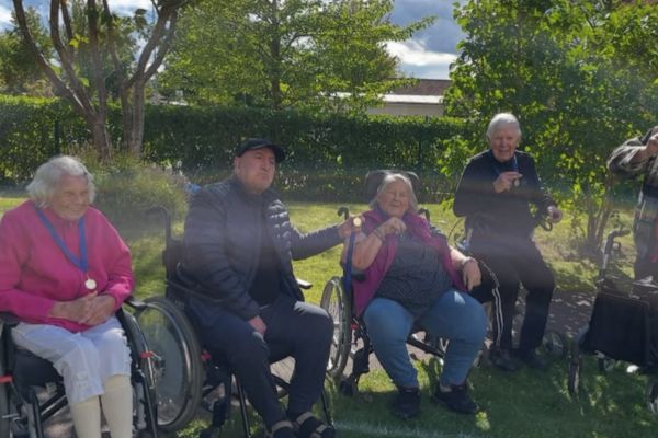 Boende på äldreboende som gör upp i femkamp