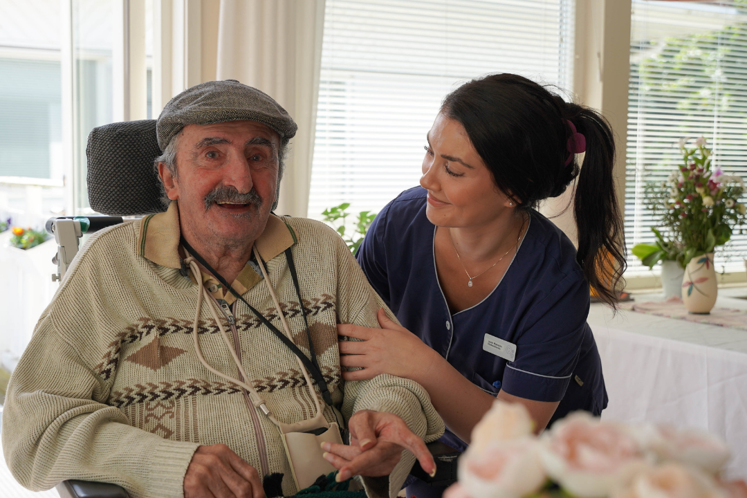 Boende på äldreboende med en specialiserad demensjuksköterska bredvid sig