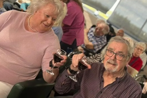 Tv&aring; v&auml;nner p&aring; &auml;ldreboende sk&aring;lar med varandra