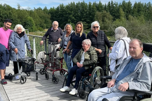 Attendos boende p&aring; gemensam utflykt.