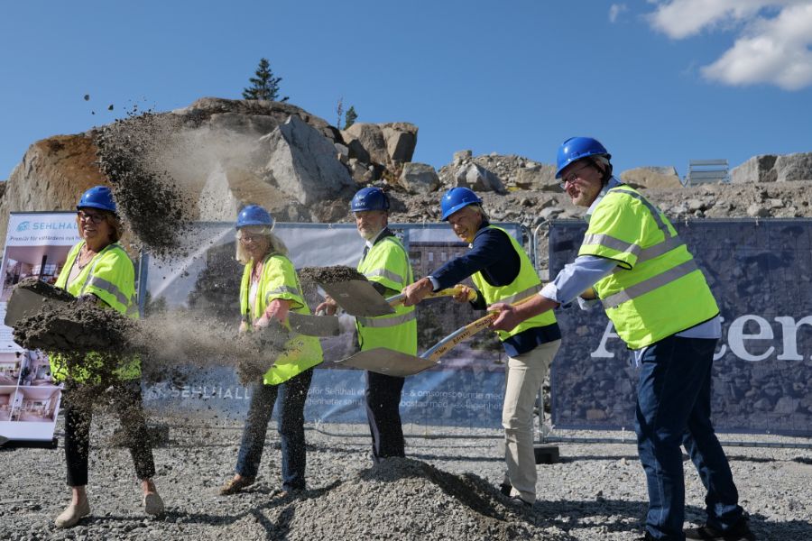 Representanter från kommun, byggbolag och Attendo tar första spadtaget tillsammans.