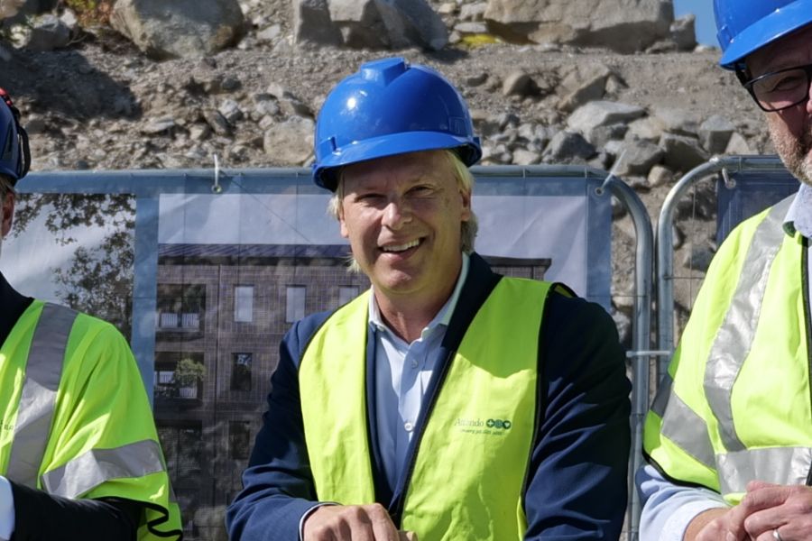 Regionchef Jonas Unger i bygghj&auml;lm och skyddsv&auml;st
