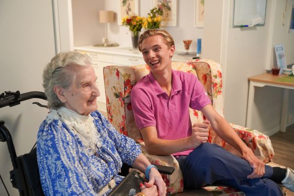 Sommarjobbare och boende skrattar tillsammans