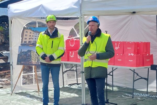 Attendos representant håller tal i samband med spadtaget