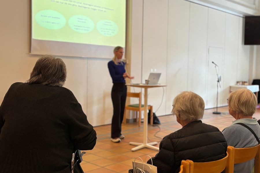 Föreläsare och åhörare under föreläsningen om digital trygghet för äldre.
