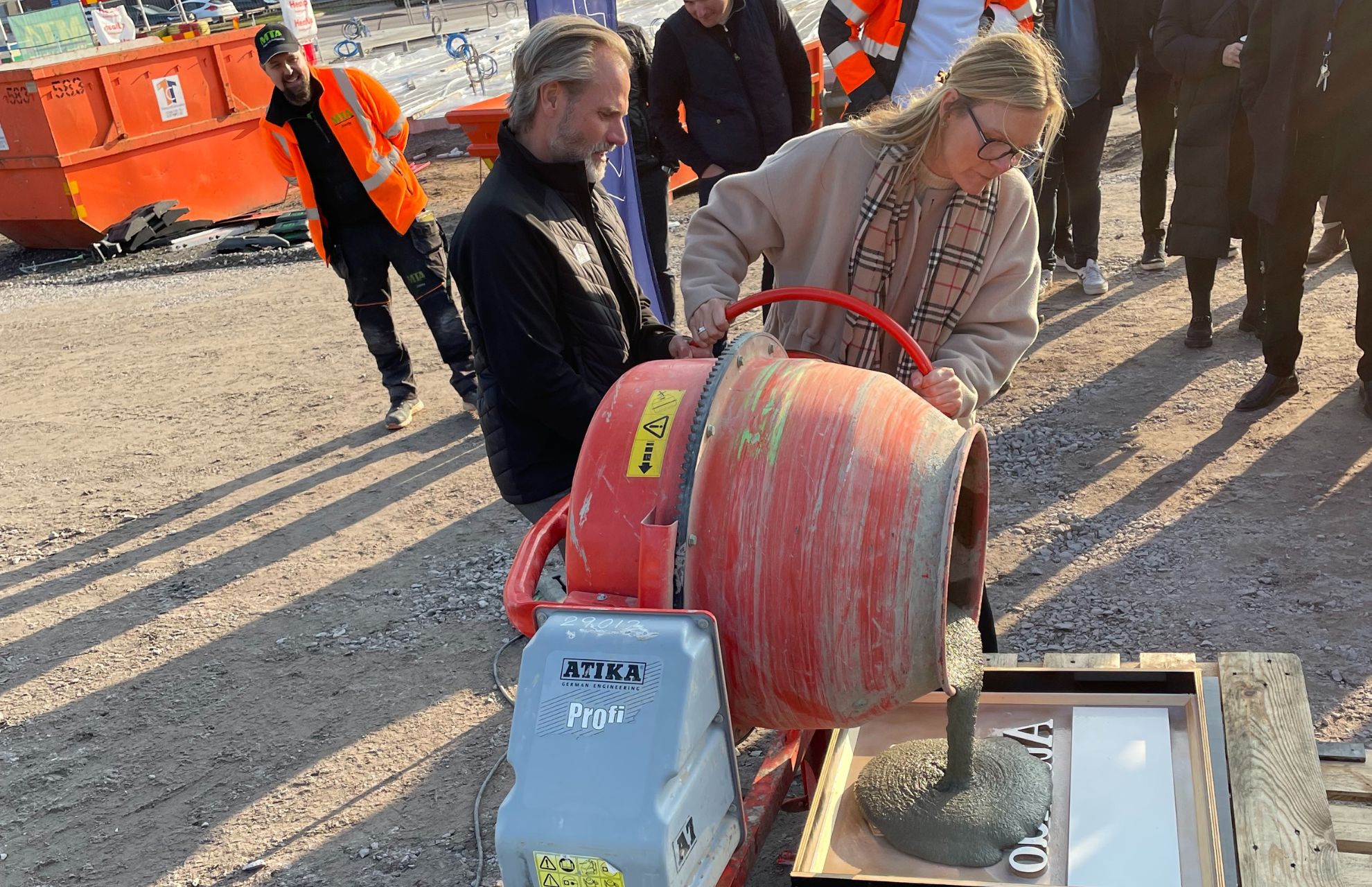 Malin Fredgard Huber, VD Attendo Skandinavien, häller betong på gjutplattan.
