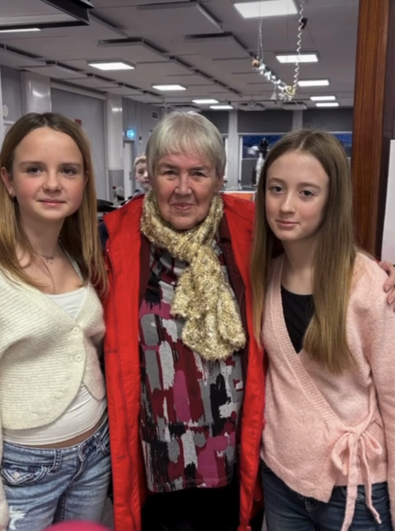 Två elever och en boende på äldreboendet tillsammans