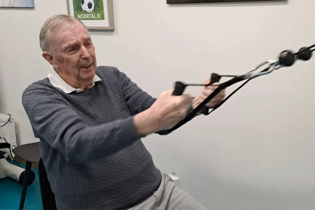 Herre från äldreboendet tar i ordentligt i en av träningsmaskinerna