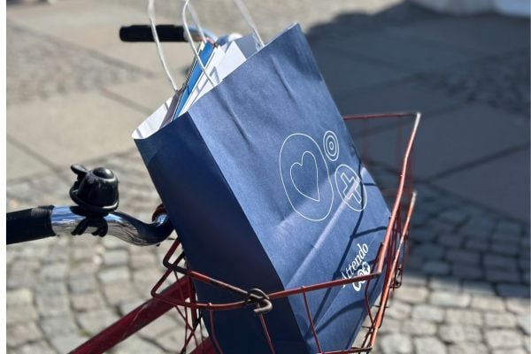 En goodiebag från Attendo i en cykelkorg