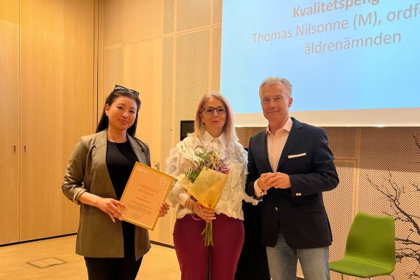 Representanter från Attendo som tagit emot pris av politiker Thomas Nilsonne (M).