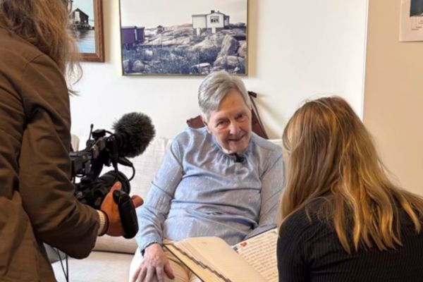 Äldre kvinna och skolbarn samtalar och blir filmade av SVT.