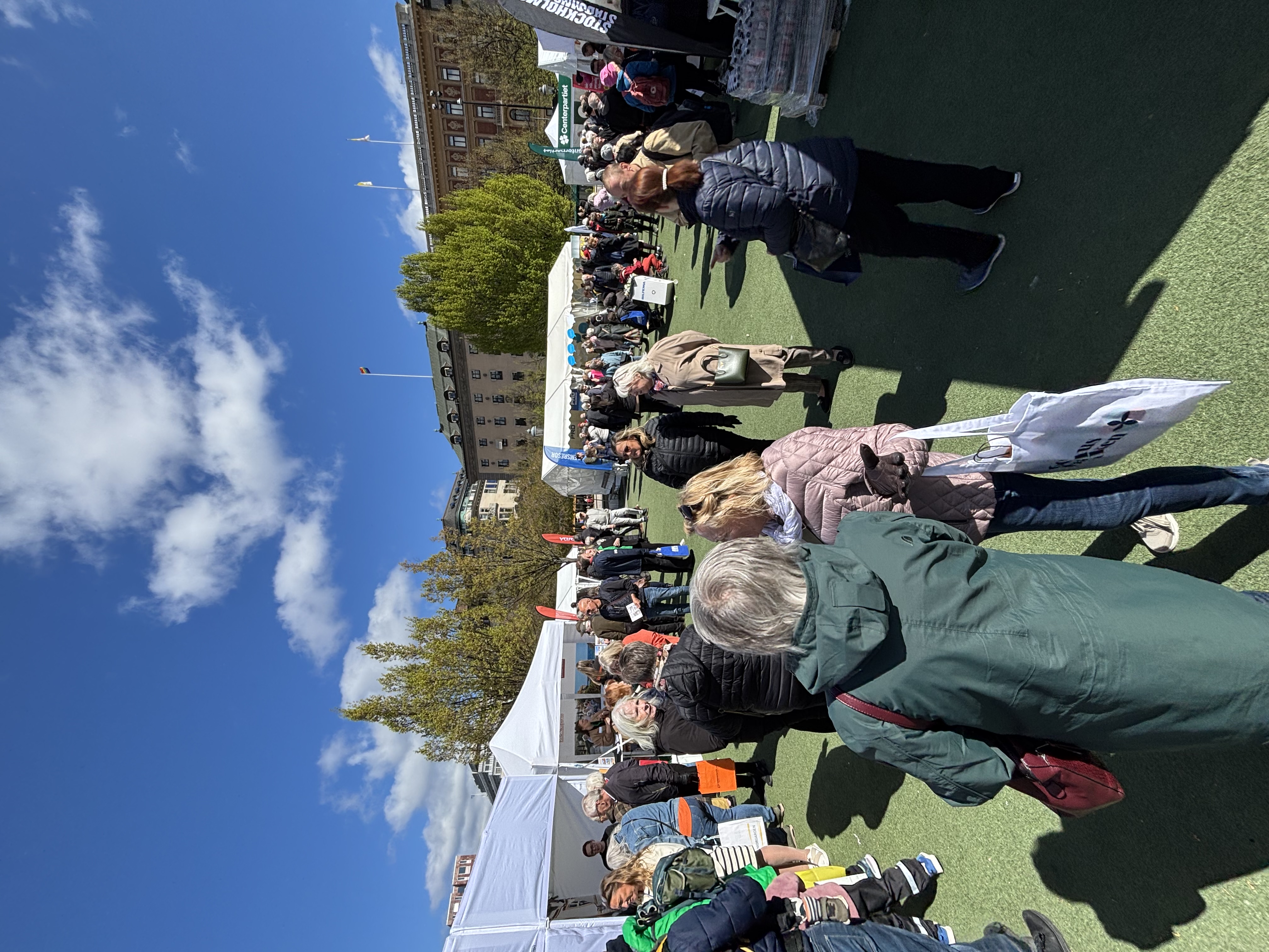 Mingelbild fr&aring;n Seniordagen 2025, personer som g&aring;r ibland montrarna i Kungstr&auml;dg&aring;rden