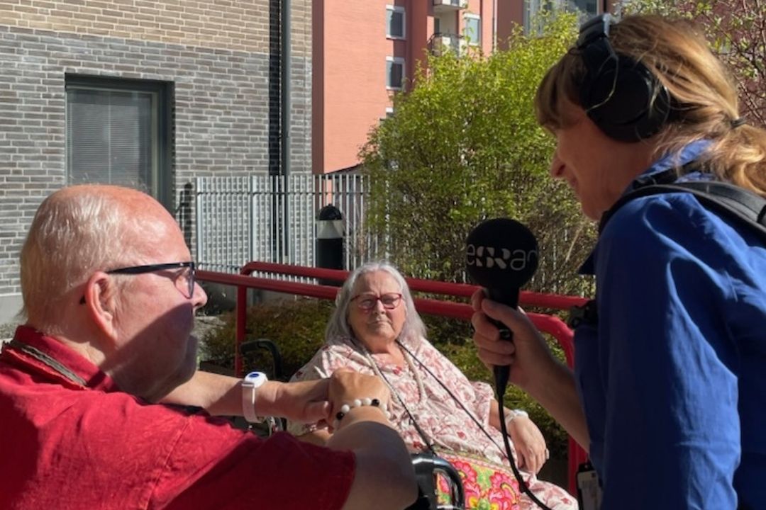 Boende på Attendo Råbyvägen blir intervjuade av Sveriges radio i samband med röstning i vallokal