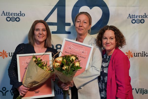 Regionala vinnare med diplom och blommor