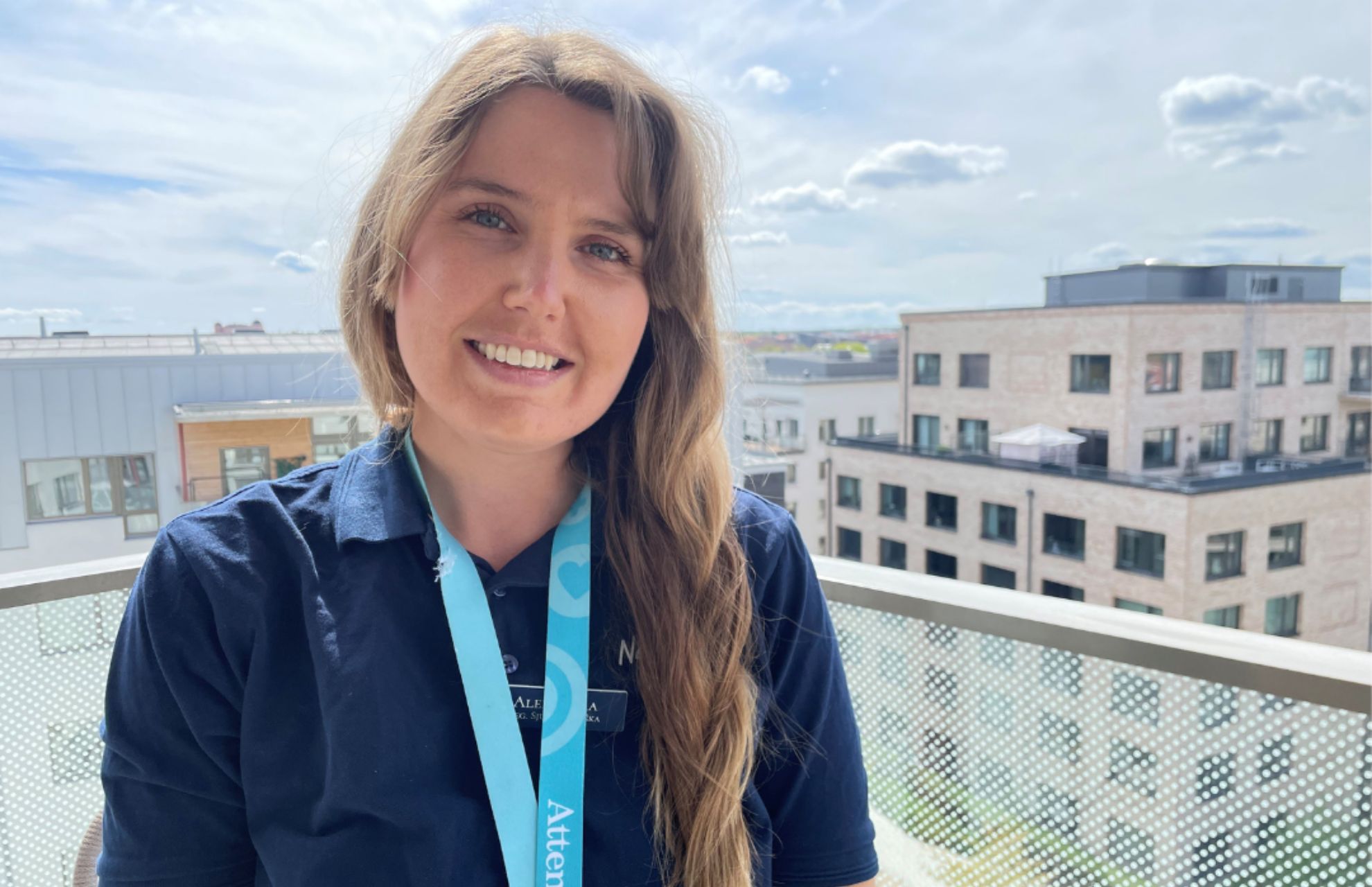 Alexandra på balkongen med fin utsikt bakom