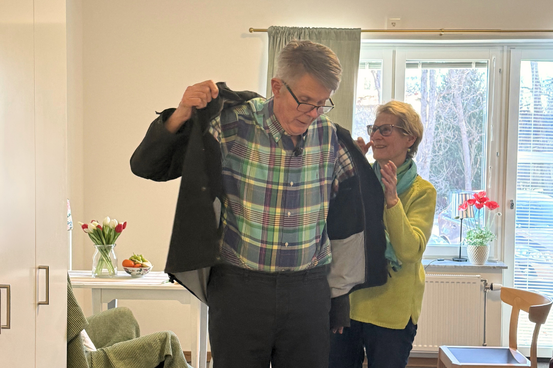 Agneta hj&auml;lper Ingvar att g&ouml;ra sig redo f&ouml;r promenad. 