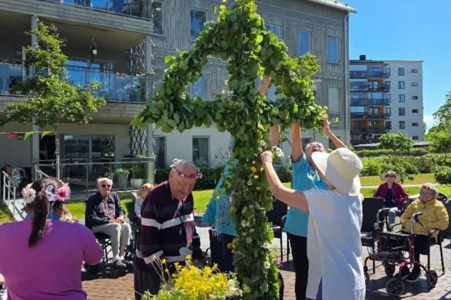 Boende på äldreboende klär midsommarstång