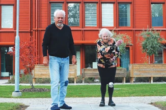 Albert och Britta smygtestar nya boulebanan inför vårens aktiviteter.
