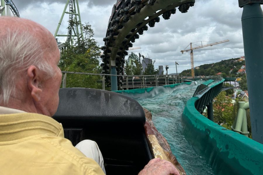 Frank sitter i en åkattraktion på Liseberg