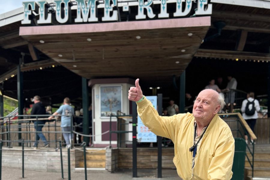 Frank st&aring;r framf&ouml;r ing&aring;ngen till FlumRide och g&ouml;r tummen upp.