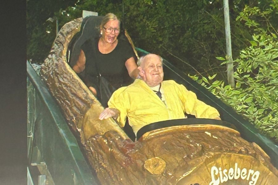 Frank &aring;ker sista backen p&aring; Flumride, i s&auml;llskap med verksamhetschef p&aring; Attendo Postflyget.