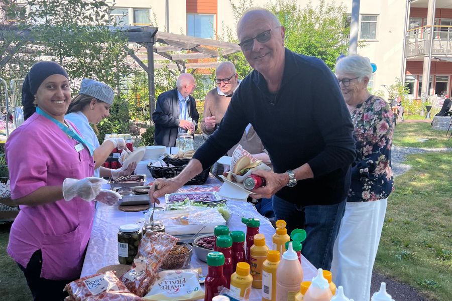 Personal fr&aring;n Attendo servar g&auml;sterna med mat fr&aring;n en grillbuffe