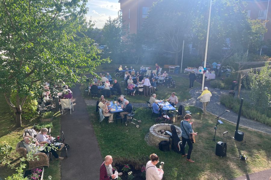 Innerg&aring;rden fylld med g&auml;ster och boende som &auml;ter tillsammans