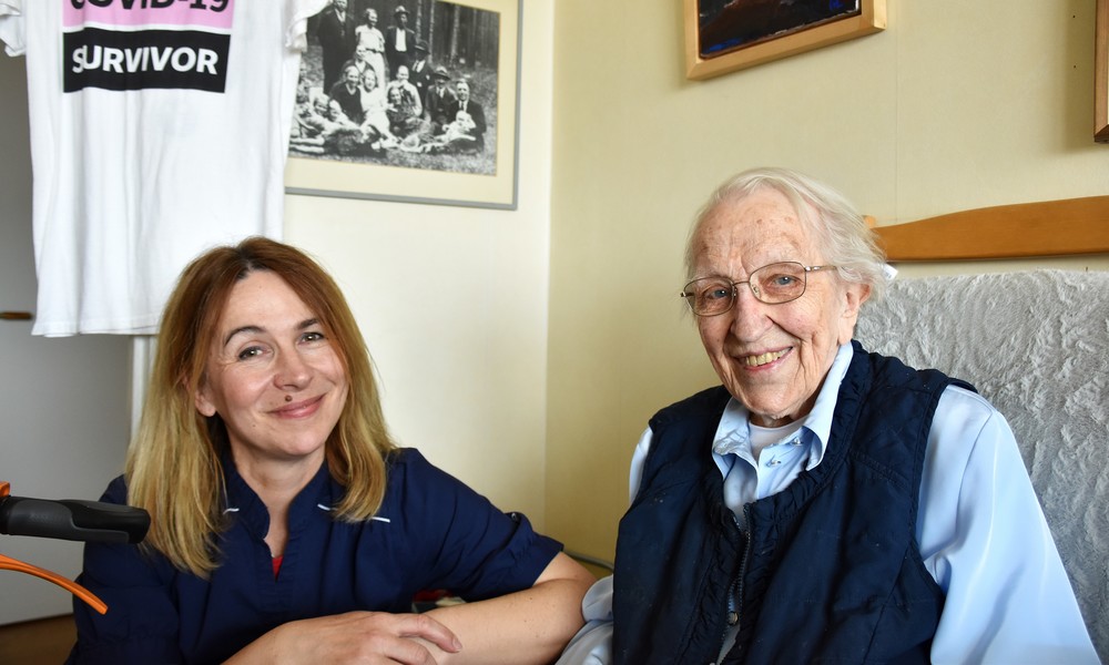 Siv, kund hos Attendo Hemtjänst tillsammans med medarbetaren Dunja