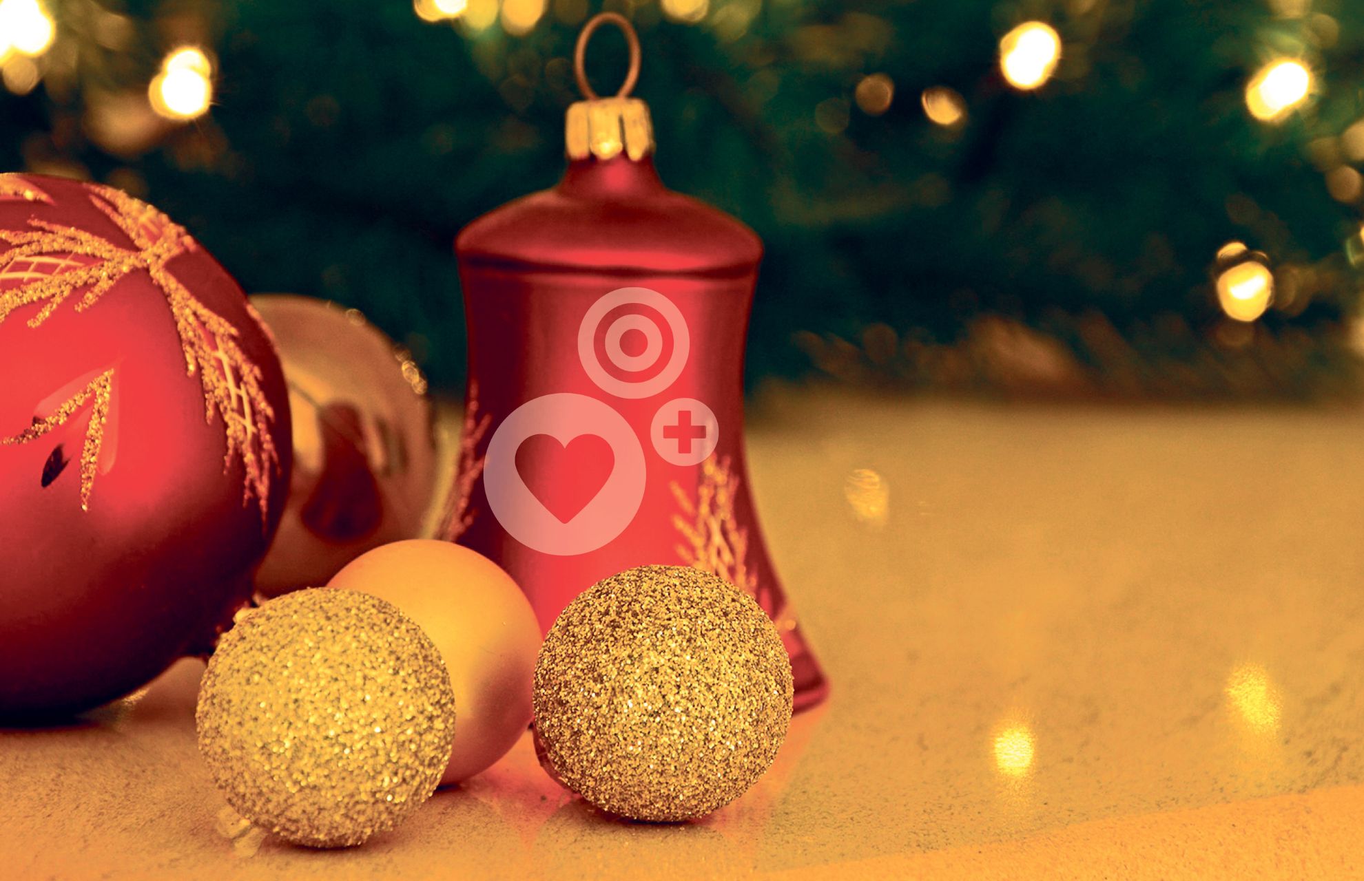 Julkula med Attendos symboler framför granris och juleljus