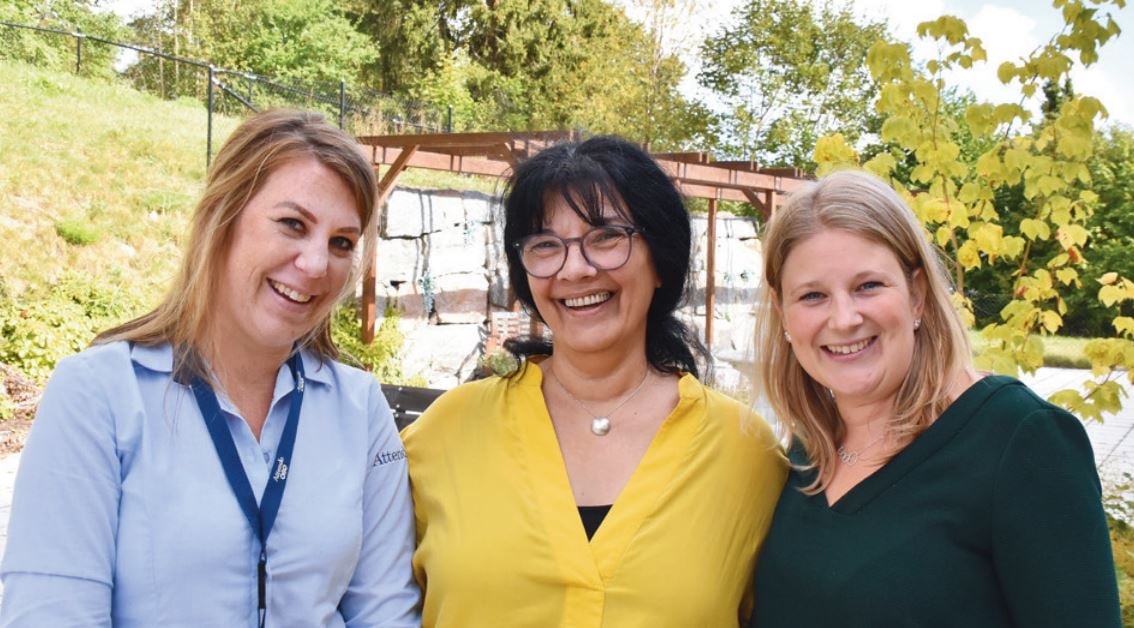 Anne-Lie, Zlata och Emma i trädgården på Attendo Kantarellvägen