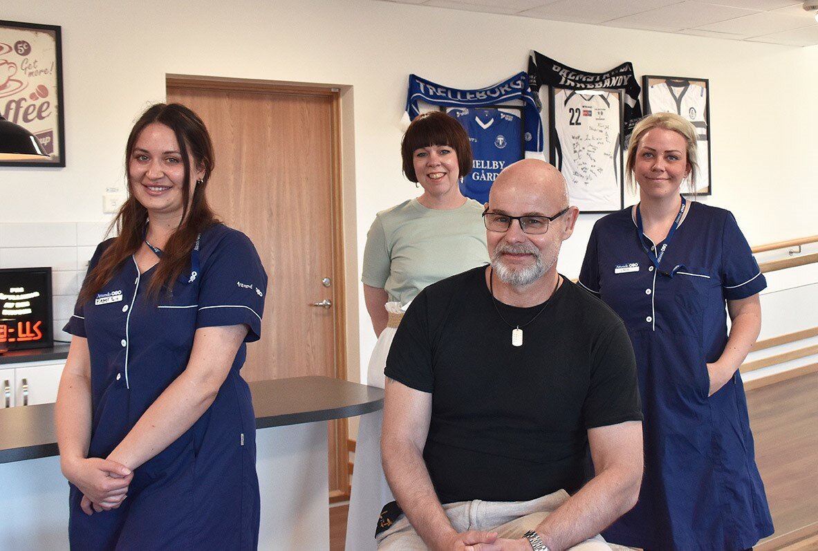 Hasse använder Attendo Nära varje dag i kontakten med mamma. Här tillsammans med Pamela, Maria och Linda på Attendo Johan Kocksgatan i Trelleborg.