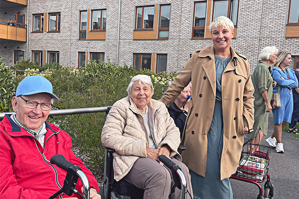 &#196;ldreminister Anna Tenje bes&#246;ker Fridhemsv&#228;gen