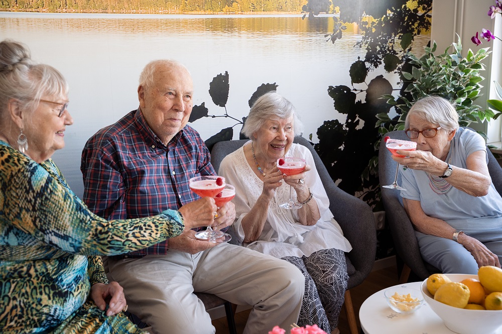 Äldrepanelen testar svalkande sommardrycker