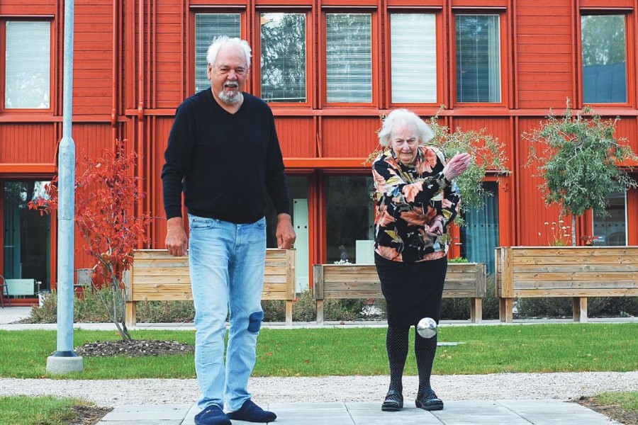 Albert och Britta smygtestar nya boulebanan inför vårens aktiviteter.